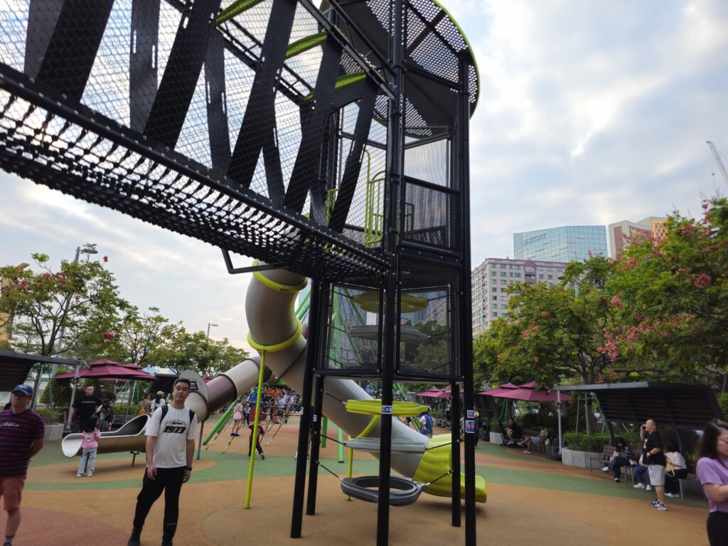 宋玉生廣場附近的兒童遊樂場,攀爬架1