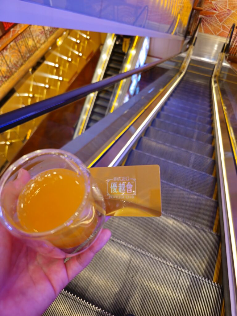 在星際娛樂場中,拿着會員卡和免費的芒果汁搭扶手電梯